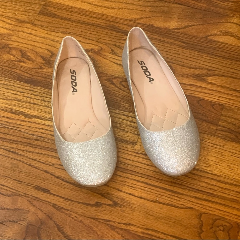 Soda Slip On Ballet Flats Shoes
Glittery Silver GUC
Girls Size 3
Smoke Free Home